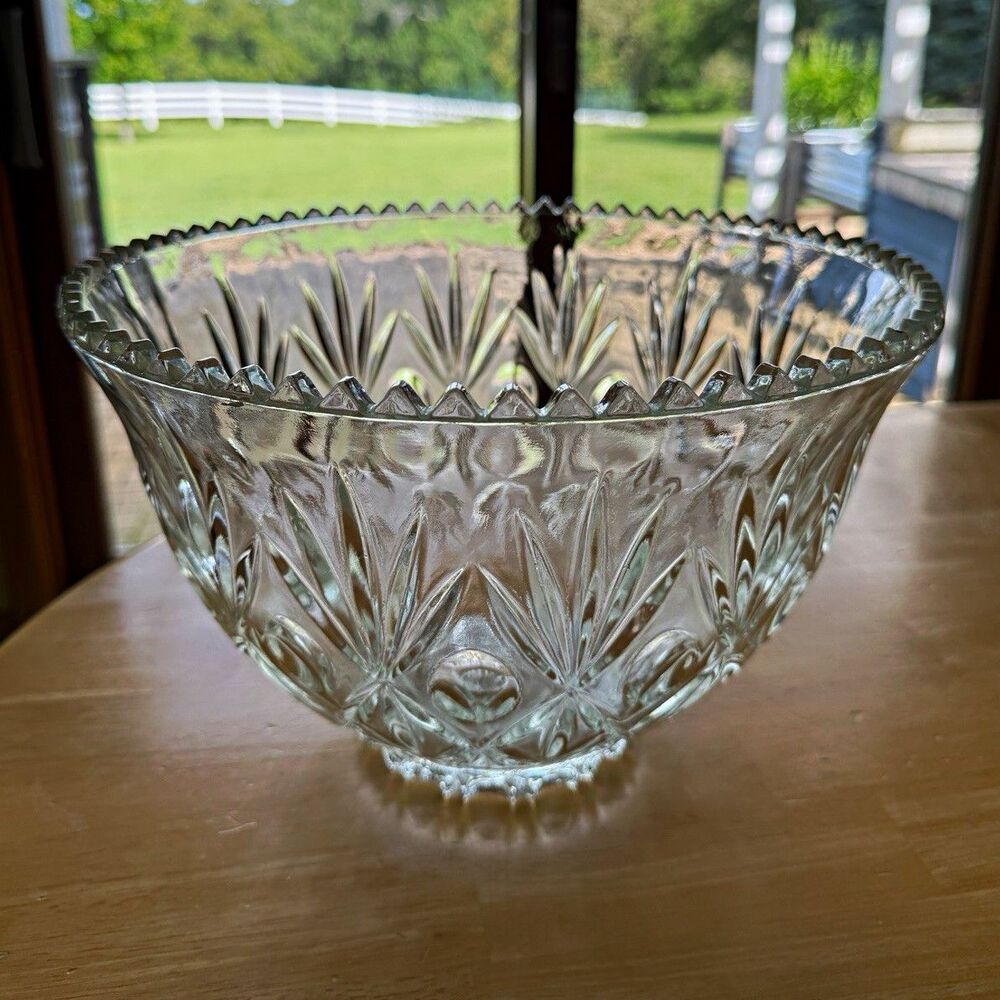 Clear Pressed Glass Starburst Pattern Round Serving Bowl 9 in Diameter